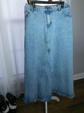 BOUTIQUE BRAND BOHO Button Zip-Up Light Wash Denim Maxie Skirt w/Fringe Hem M/L